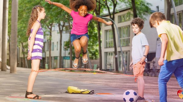 10 brincadeiras populares e clássicas para você curtir com seu filho