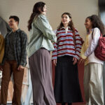 Adolescentes em atividade coletiva, simbolizando diversidade e acolhimento.