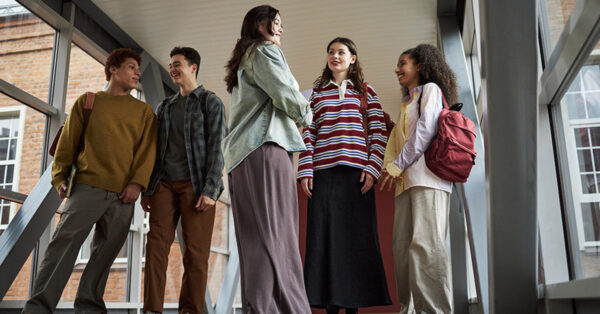 Adolescentes em atividade coletiva, simbolizando diversidade e acolhimento.